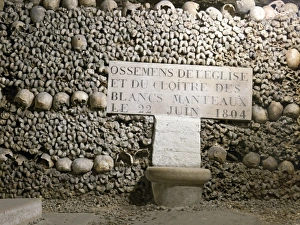 Drucke von Die Catacomben von Paris (Catacombes de Paris) sind eine unterirdische Ossuarien in Paris, Frankreich Bilder Datiert 2012 Oktober: Pariser Graben