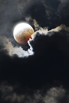 Drucke von Ein teilweiser Mondfinsternis wurde durch Wolken beobachtet. Die helle Lichtpartie des Mondes reflektiert immer noch Sonnenlicht Bilder Datiert 2009 Mai: Kleinere Mondfinsternis