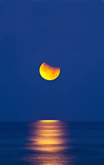 Lunar Eclipse Photography Drucke: Partially eclipsed setting moon