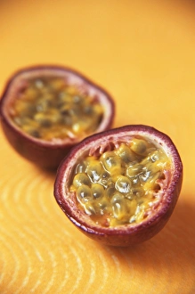 Fresh Exotic Fruits Drucke: Passion fruit halves