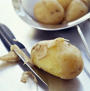 Cooking Techniques Drucke: Peeling a cooked potato