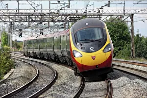 Drucke von Ein Pendolino-Talzträgerzug fährt nach London und biegt in der Nähe des Bahnhofs Wolverton auf der Hauptlinie am Westküstendurchgang Bilder datiert: Bahnwagen Pendolino, der sich schwingt