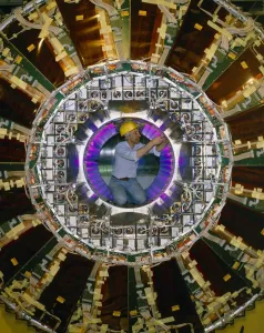 Physik Drucke: Techniker im OPAL-Detektor, CERN