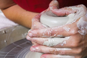 Potter At Work Drucke: Potters workshop