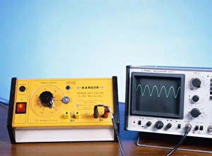 Drucke von Experiment zur Stromversorgung. Leitfaden (links) und Oszilloskop (rechts) werden im Rahmen eines Experimentes verwendet, um die Rectifizierung zu demonstrieren Bilder Datiert 2005 Januar: Energieversorgungsexperiment
