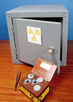 Drucke von Radioaktive Quellen und -speicherung. Holzkiste mit radioaktiven Materialien vor einem verschließbaren Metall-Speicherbox Bilder Datiert 2009 März: Radioaktive Quellen und Lagerung.