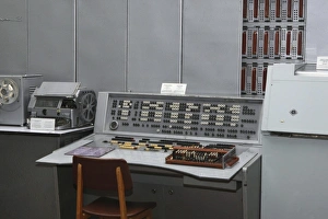 Drucke von Der historische Computer, Blick auf das Steuerpult eines Razdan-3-Rechners. Die Maschinen wurden im Jahr 1966 an der Forschungsstelle Yerevan in Armenien entworfen Bilder Datiert 2010 August: Razdan-3 historischer Computer