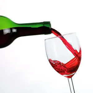 Drucke von Rotwein in einen Glas gießen wird Bilder Datiert 2009 August: Red wine