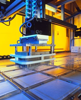 Deoxyribonucleic Acid (DNA) Drucke: Robot loading DNA in automated genome mapping