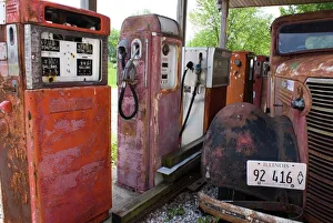 Bildhauerei Drucke: Rostige Benzinpumpen und Auto