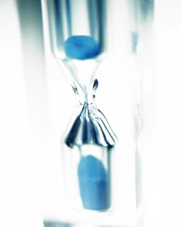 Drucke von Sanduhr. Diese Gerät wird verwendet, um eine festgelegte Zeitdauer zu messen durch den Fluss von Sand (blau) aus einem Kammer in die andere über einen schmalen Spalt Bilder Datiert 2003 Juni: Wasserschlauchstopp Uhr