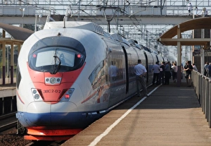 Drucke von Schnellzug. Ein russischer Sapsan-Hochgeschwindigkeitszug auf einer Plattform am Bahnhof Nisni Nowgorod Bilder Datiert 2012 November: Sapsang-Hochgeschwindigkeitszug