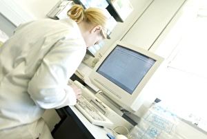 Scientist In Lab Drucke: Scientist working