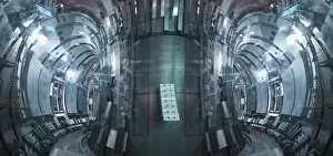 Wissenschaftler im Inneren eines Kernfusionreaktors