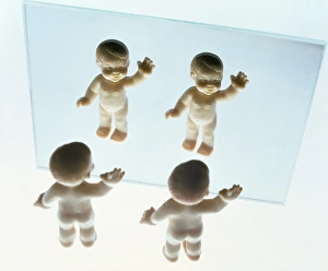 Drucke von Selbstwahrnehmung. Konzeptionelles Computerkunstwerk von zwei jungen Kindern, die sich im Spiegelbild selbst grüßen Bilder Datiert 2002 September: Self-recognition
