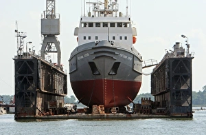 Bilder Datiert 2. November 2012: Schiff im flutenden Trockendock
