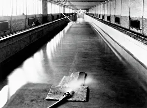 Drucke von Das Schiffstesttank wird mit Wasser aus einem Rohr gefüllt von unten her (Grund). Dieser Tank wurde eingesetzt um Modellboote zu testen die von Ingenieuren entwickelt wurden Bilder Datiert 2007 Juni: Schiffstestschachtel