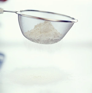 Kitchen Equipment Drucke: Sieving flour