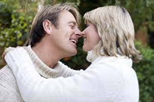 Couple Embracing Drucke: Smiling couple embracing