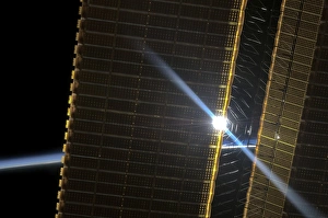 Drucke von Sonnenspeicherpanele, ISS-Bild. Fotografie des Sonnenlichtes durch die Solaranlagen der Internationalen Raumstation (ISS) im Hintergrund ist das dünne blaue Licht der Erdatmosphäre zu sehen Bilder Datiert 2013 Januar: Sonnenenergiepaneleinrichtung, NASA-Image