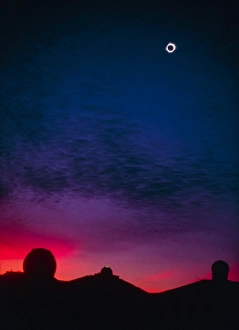 Drucke von Landschaft um das Mauna Kea Observatorium auf Hawaii, eine Doppelbelichtung vor Sonnenaufgang und später während eines totalen Sonnenuntergangs am 11. Juli 1991 Bilder Datiert 2004 September: Sonnenfinsternis über das Beobachtungsbüro auf Mauna Kea