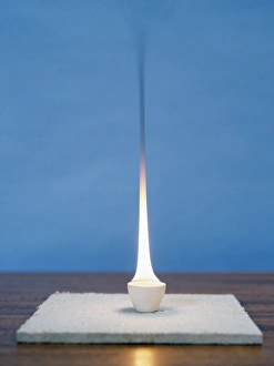 Drucke von Sootige Flamme. Alkinen (okt-1-en) verbrennen in einem Schmelztiegel mit einer sootigen (rauchiger) Flamme. Alken sind ungesättigte (doppelt gebundene) organische Moleküle Bilder Datiert 2003 Juni: Aschezungenflamme