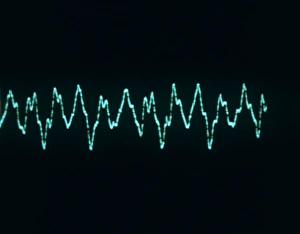 Drucke von Schallwellen. Oscilloskopenspur einer Schallwelle aus einem Violin. Eine reine Schallwelle mit einziger Tonhöhe manifestiert sich als eine Sinuswandlungen von konstanter Frequenz Bilder Datiert 2005 Juli: Schallwellen