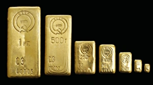 Drucke von Die sowjetischen Goldbärrchen mit dem Gewicht und der Hammerschlag-Symbole der Sowjetunion gekennzeichnet sind. Das CCCP-Stempel ist die Abkürzung für den cyrillichen Form des USSR Bilder Datiert 2011 Februar: Rotes Goldbarren