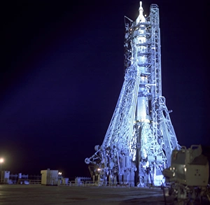 Soviet Space Program Drucke: Soyuz 15 rocket on launchpad