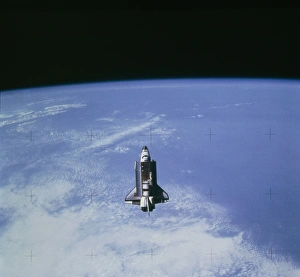Bilder aus dem Jahr 1985: Raumschiff Space Shuttle Challenger im Weltraum um die Erde