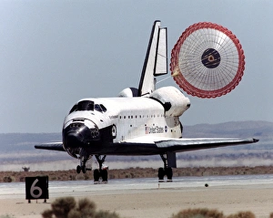 Drucke von Rückkehr des Weltraumshuttels Endeavour nach der Mission STS-111. Der Weltraumshuttle Endeavour landete am Ende der Mission STS-111 Bilder Datiert 2003 Mai: Raumfahrzeug-Landung