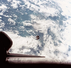 Manned Spaceflight Images Drucke: Space Shuttle view of escaped space junk