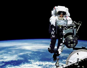 Drucke von Raumschritt. Kompositkomplex aus dem Computerbild einer Astronautin, die am Äußeren der Raumschiffarbeiten durchführt Weltraumdrucke: Wandervogelaustritt