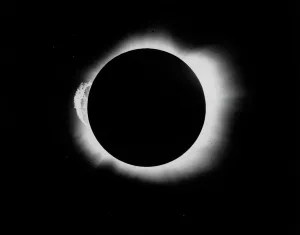 Drucke von Die Sonnenfinsternis von 1919. Bild 2 der Reihe aus drei. Diese Aufnahmen des britischen Astronomen Arthur Eddington (1882-1944) bestätigten Einsteins Theorie der allgemeinen Relativität Wissenschaftliche Poster: Sonneneinbruch 1919
