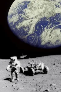 Astronaut auf dem Mond mit der Erde