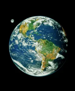 Drucke von Gesamte Erde. Kombinierte Satellitenbild der Erde mit Mittelpunkt in den Amerikas. Dies ist Blue Marble 2000, eines der detailliertesten Bilder der Erde, das je gemacht wurde Weltraumdrucke: Ganze Erde (Blue Marble 2000)