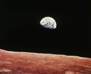 Drucke von Die Erde im Anblick der Oberfläche des Mondes wie sie von Astronauten an Bord der Raumfahrzeug Apollo 8 fotografiert wurde, während es die Erdumlaufbahn umfuhr Wissenschaftliche Poster: Mondriss im Mondraum über der Erdoberfläche