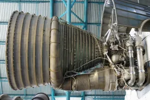 Rennwagenmotor auf der Saturn-V-Rakete