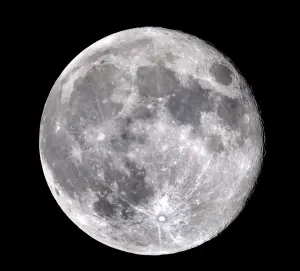 Drucke von Vollmond. Der Mond erscheint vollständig wenn er auf der entgegengesetzten Seite des Erdes vom Sonnenlicht während seiner Umlaufbahn steht und sein gesamtes sonniges Gesicht dem Erdraum präsentiert Wissenschaftliche Poster: Full Moon