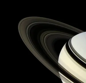 Drucke von Saturns Ringe, Bild von Cassini. Die Ringe bestehen aus Teilchen fast reinem Wasser Eis und meteorischem Staub und erstrecken sich nahezu über 300.000 Kilometer weit Wissenschaftliche Poster: Saturns Ring, Kassinis Bild