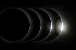 Drucke von Ein totaler Sonnenfinsternis. Montagebild des Sonnens (weiß) während eines totalen Sonnenfinsterneinsatzes Bilder Datiert 2010 Januar: Kompletter Sonnenfinsternis
