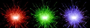Drucke von Zündschnürler brennen, um farbige Flammen zu erzeugen. Diese Art von Handfeuerwerk besteht aus einem dünnen Metallrohr, das in eine pyrotechnische Flüssigkeit eintaucht und dann getrocknet wird Bilder Datiert 2005 April: Sparklers