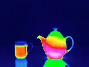 Drucke von Kanne und heißer Trank. Thermogramm einer Kanne mit einem heißen Getränk neben einem heißen Trank Küche Drucke: Kanne und heißer Trank, Thermograph