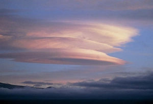 Lenticular Clouds Drucke: Stack of lenticular clouds over Mauna Kea, Hawaii