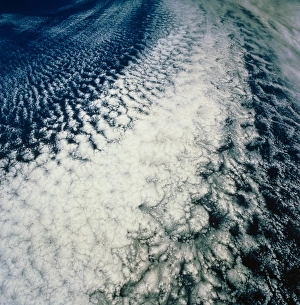 Stratocumulus Clouds Drucke: Stratocumulus cloud line over E. Pacific