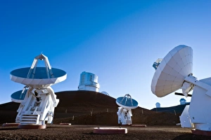 Drucke von Submillimeter-Array Teleskope. Der Submillimetre Array besteht aus acht sechs-Meter-Dishs Bilder Datiert 2009 Mai: Array von Submillimetrospektren-Teleskopen in Hawaii