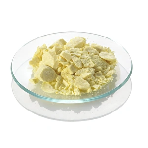 Drucke von Sulfür. Probenstoff von Sulfür (S) auf einem Glasplatten. Sulfür ist ein reaktiver chemischer Element, das am Ruderstandort gelb ist und bei Raumtemperatur eine feste Substanz bildet Bilder Datiert 2012 Januar: Sulphur