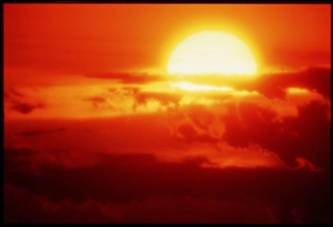 Sunset Cloud Formations Drucke: Sun setting behind clouds
