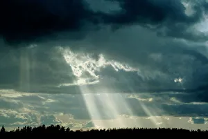 Bilder, datiert 2004: Sonnenstrahlen brechen durch die Wolken