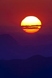 Mountain Range At Sunset Drucke: Sunset over mountains